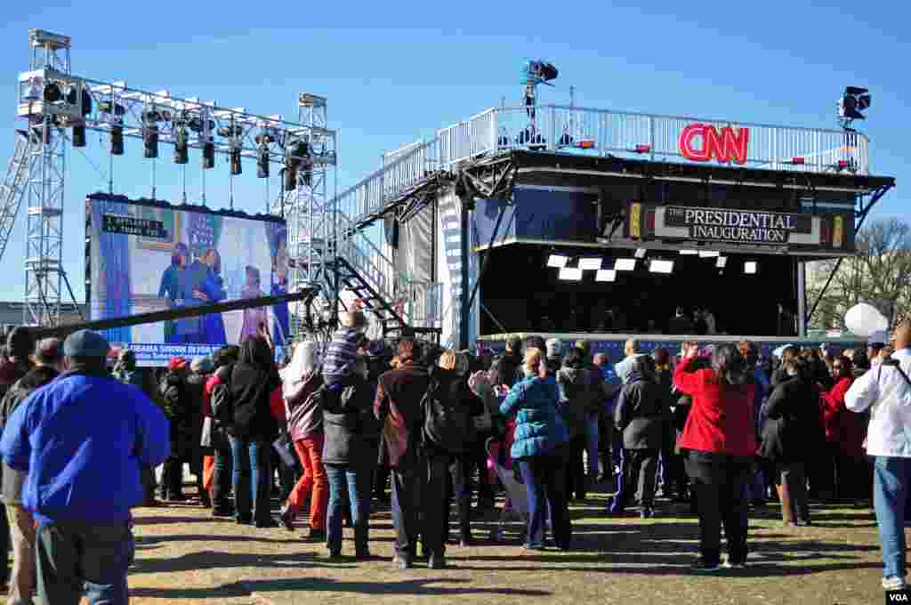 Warga melihat pengambilan sumpah tertutup Presiden Obama di Gedung Putih dari layar besar di National Mall (20/1). (VOA / D. Manis