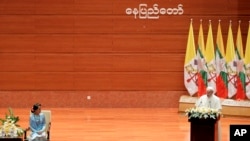 教宗方济格在内比都的国际会议中心发表演说，缅甸领导人昂山素季在旁聆听。（2017年11月28日）