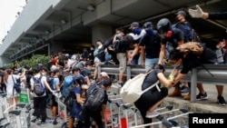 Masyarakat dan para demonstran di Bandara Internasional Hong Kong, 1 September 2019.