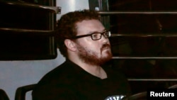 24일 인도네시아 여성 2명을 살해한 혐의로 기소된 영국인 은행원 루릭 저팅이 구치소 이송차량을 타고 홍콩 법원에 도착했다.