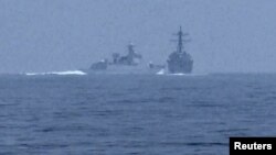 Meli ya kivita ya China ikikatisha mbele ya meli ya kivita ya Marekani kupitia mlango bahari wa Taiwan