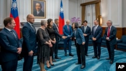 台湾总统蔡英文在台北总统府会见到访的澳大利亚参众议员团。（2023年9月26日）