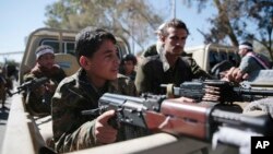 تصویری از نیروهایی که به تازگی به شبه نظامیان شیعه حوثی در یمن پیوسته اند، در خیابان های صنعا - دی ۱۳۹۵ 