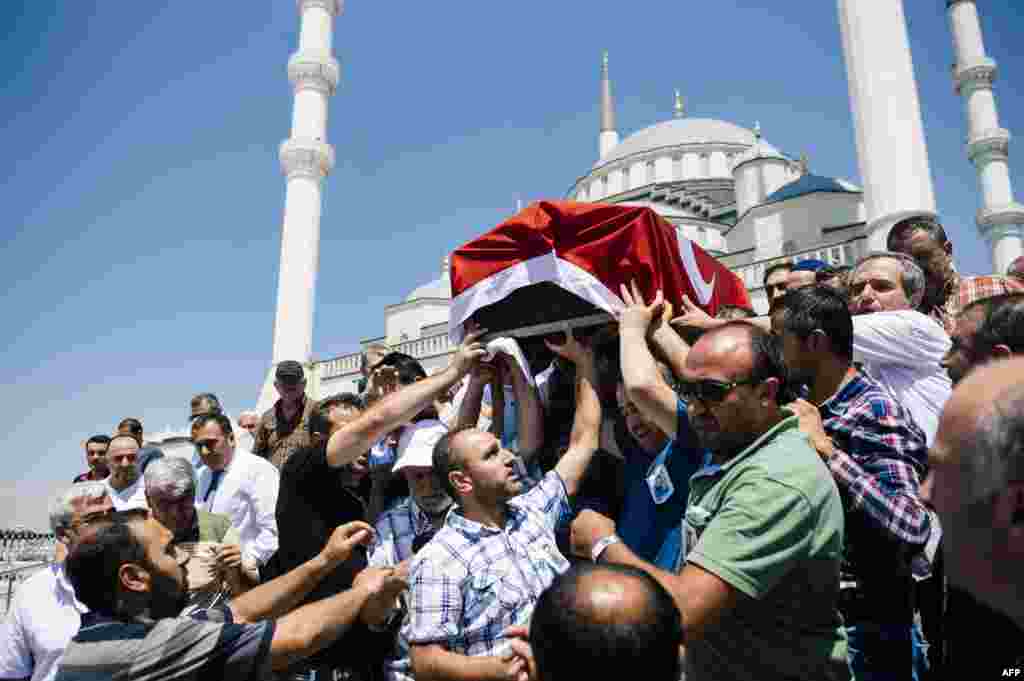Warga Turki membawa peti jenazah Sehidmiz Murat Inci, salah seorang korban tewas akibat kudeta gagal dalam upacara pemakaman di Masjid Kocatepe, Ankara, Turki.