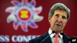 존 케리 미 국무장관이 1일 아세안지역안보포럼이 열린 브루나이에서 기자회견을 하고 있다.