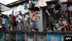 菲律宾缉毒人员在马尼拉押送嫌疑人（2017年3月16日）