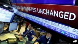 27일 미국 뉴욕 증권거래소에 설치된 TV 스크린에 연방준비제도의 기준금리 동결 보도가 나오고 있다.