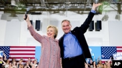 2016年7月14日，民主党总统候选人希拉里·克林顿和凯恩参议员在维吉尼亚安南戴尔共同参加一个竞选集会。