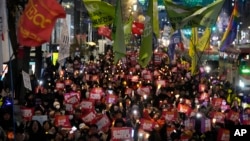 韩国抗议民众游行至首尔的青瓦台要求总统尹锡悦辞职。(2024年12月5日)