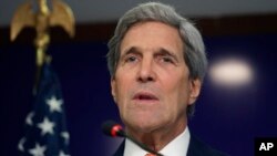12일 인도 간디나가르에서 존 케리 국무장관이 기자회견을 하고 있다.