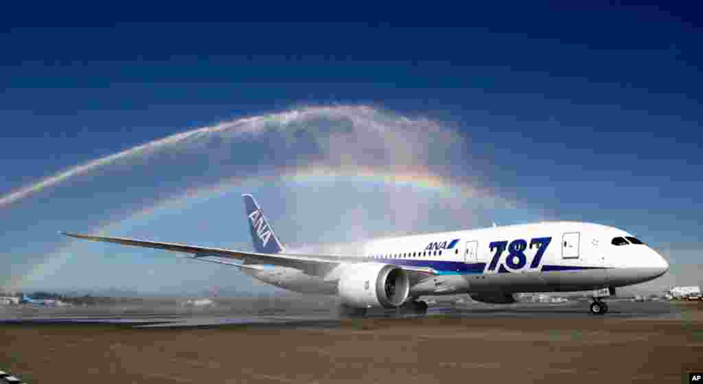 Boeing 787 Dreamliner mendarat di bandara Seattle-Tacoma International (1 October 2012), pada pendaratan pertama penerbangan Boeing 787 oleh maskapai Jepang ANA untuk rute Tokyo ke Seatlle, AS. 