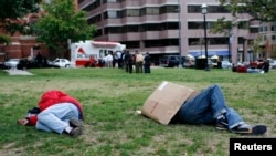 在华盛顿，无家可归者躺在草坪上。（资料照）