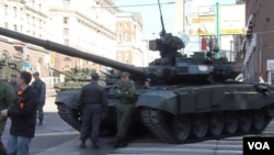 2012年5月莫斯科红场阅兵彩排时停在市中心的T-90坦克 (美国之音白桦 拍摄)