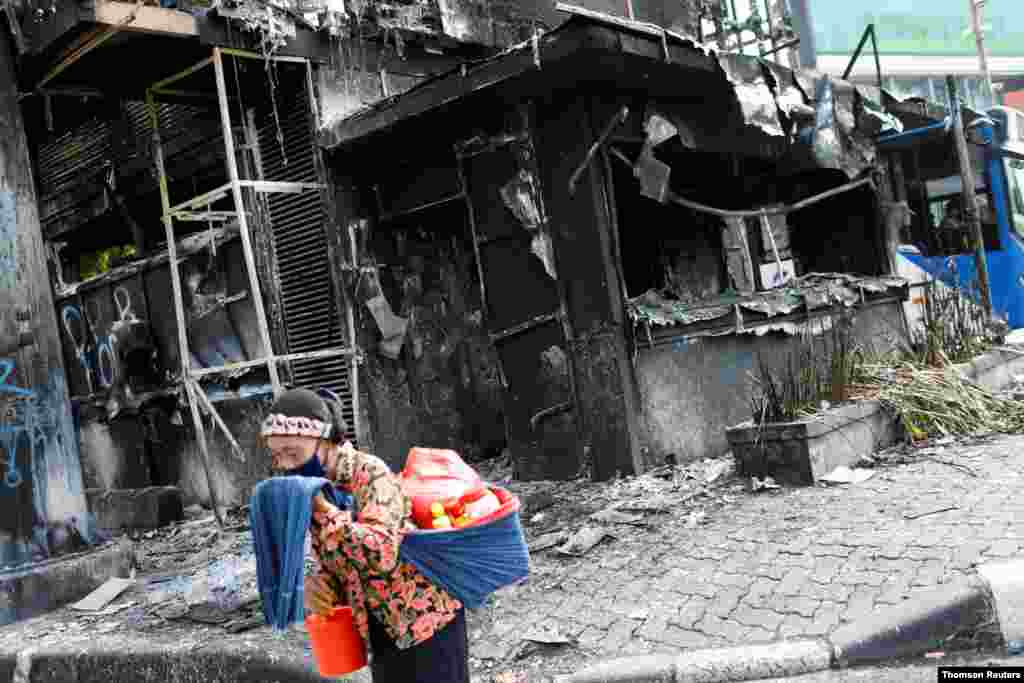 인도네시아 자카르타에서 정부의 노동법 개정에 반대하는 시위대와 경찰이 충돌한 가운데, 경찰서가 불에 탔다.