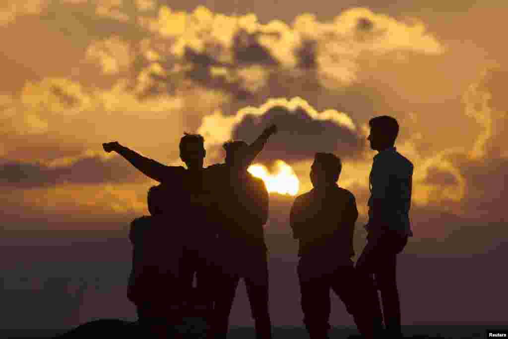 People watch the sun rise on New Year&#39;s Day in &quot;Gaviota Azul&quot; beach in Cancun, Mexico.