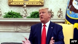 美国总统特朗普在白宫椭圆形办公室接受媒体采访（2019年9月11日）。