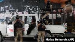 海地警察守卫在首都太子港的一处立交桥下。(2021年7月12日)