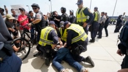 警察在维吉尼亚州维也纳市某地铁站将一男子制服，8月12号是发生在维吉尼亚州夏洛特维尔造成民众伤亡的集会一周年纪念日。