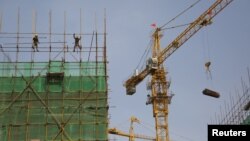 14일 중국 베이징 시 공업 지대에서 건설 노동자들이 작업 중이다.