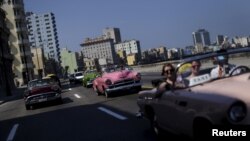 쿠바 수도 아바나 일대의 관광명소인 말레콘 해변에서 택시로 드라이브를 즐기고 있는 여행객들. (자료사진)