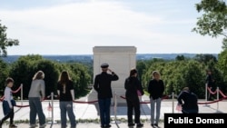 2025年5月25日，游客们在弗吉尼亚州阿灵顿的阿灵顿国家公墓无名战士墓参加纪念日献花活动。