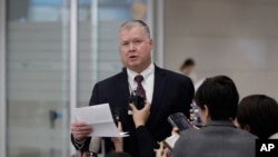 방한한 스티브 비건 미국 국무부 대북정책 특별대표가 지난 19일 인천 공항을 통해 방한하면서 대북 인도주의 지원 등에 관한 미국 정부의 입장을 밝히고 있다.