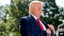 پرزیدنت ترامپ در حال گفت‌وگو با خبرنگاران پیش از ترک کاخ سفید، جمعه ۲۱ تیرماه