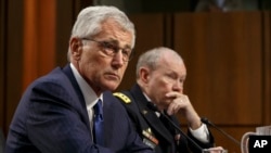 Menhan AS Chuck Hagel (kiri) dan Jenderal Martin Dempsey memberikan keterangan di depan Komite Kongres AS.