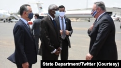Waziri wa Mambo ya Nje wa Marekani Mike Pompeo akiwasili Khartoum, Sudan, Aug. 25, 2020. 