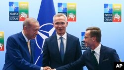Presidenti turk Recep Tayyip Erdogan me Kryeministrin e Suedisë Ulf Kristersson dhe Sekretarin e Përgjithshëm të NATO-s në fotografi arkivi/AP