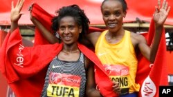 የኬንያዋ ጀሚማ ሱምጎንግ እና የኢትዮጵያ ትግስት ቱፋ አትሌቶች በለንደን ማራቶን