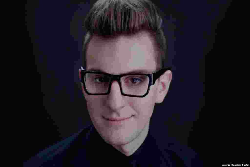 Kacamata pintar Icis dari Laforge juga memiliki tampilan informasi yang lebih besar ke dalam kacamata. Laforge akan mengirim kacamata untuk uji coba beta pada pertengahan sampai akhir 2014.