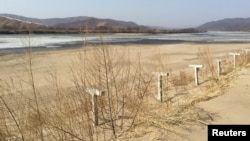 지난 2015년 3월 중국 훈춘의 북-중 접경에 철책이 세워져있다. 김정은 북한 국무위원장 집권 이후 탈북이 더욱 위혐해지고 탈북 비용도 올랐다.