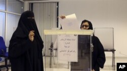 Des femmes votent en Arabie saoudite, le 12 décembre 2015. (AP Photo/Aya Batrawy) 