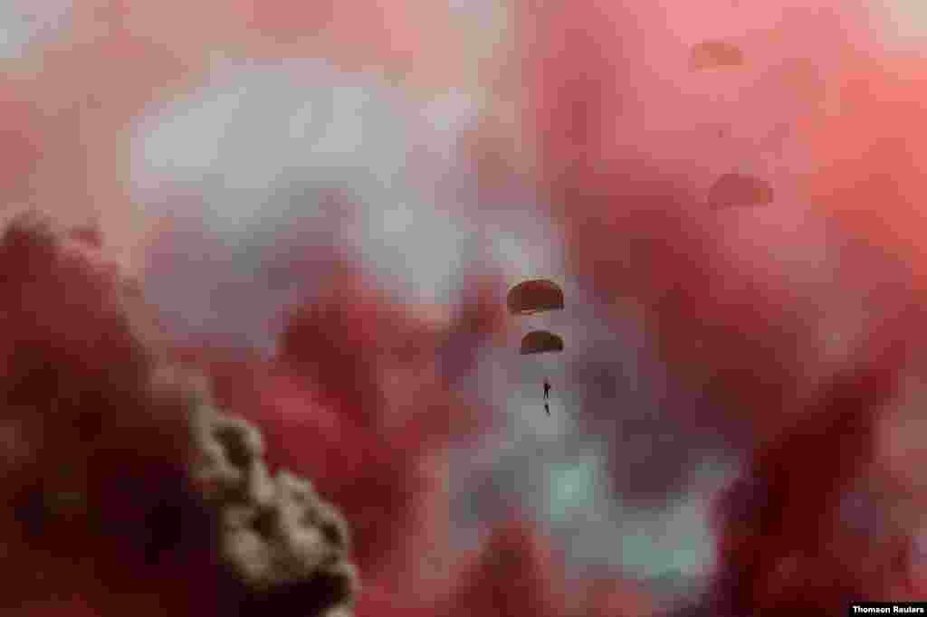 이란군 공수부대원들이 오만만에서 훈련을 실시했다.