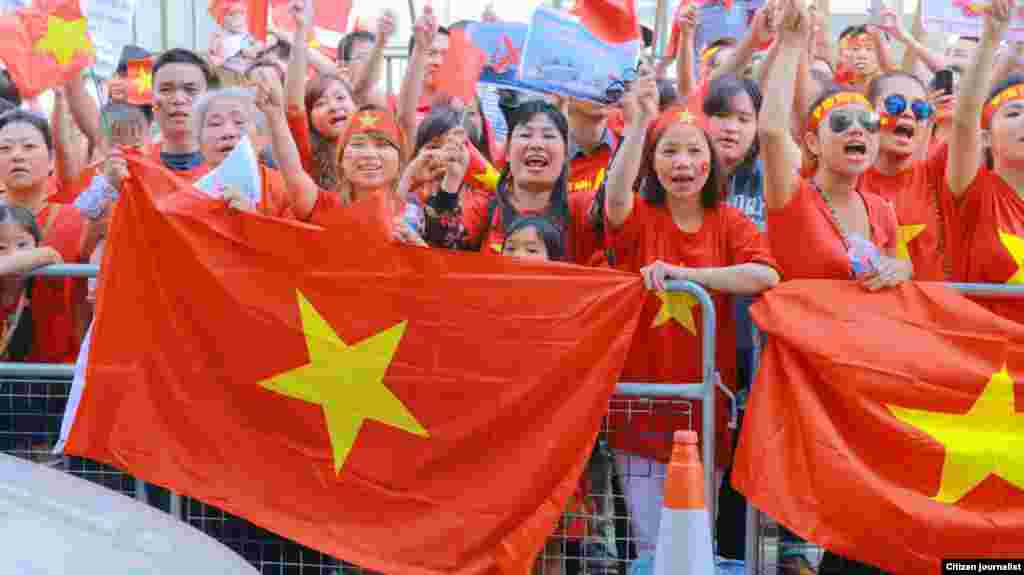 Demonstrasi anti-China di depan di depan Kedutaan Besar China di London (18/5).