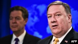 마이크 폼페오 미국 국무장관(오른쪽)과 샘 브라운백 국제종교자유 담당 대사가 지난 5월 국무부에서 연례 국제종교자유보고서를 발표했다.