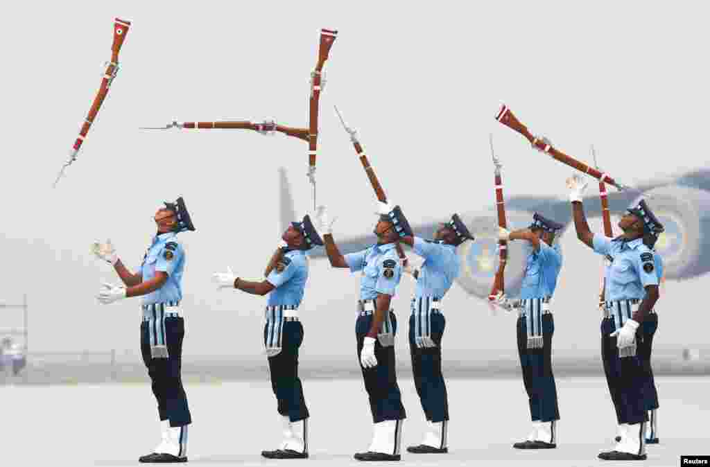 កងទាហាន​ដែន​អាកាស​គប់​កាំភ្លើង​ឡើង​ទៅ​លើ​អំឡុងពេល​លំហាត់​សម​មួយ​សម្រាប់​ថ្ងៃបុណ្យ​​រំឭក​ខួប​កងកម្លាំង​ដែន​អាកាស​ឥណ្ឌា​នៅ​ព្រលានយន្តហោះ​យោធា Hindon នៅ​ជាយ​ក្រុង​ញូវដេលី។