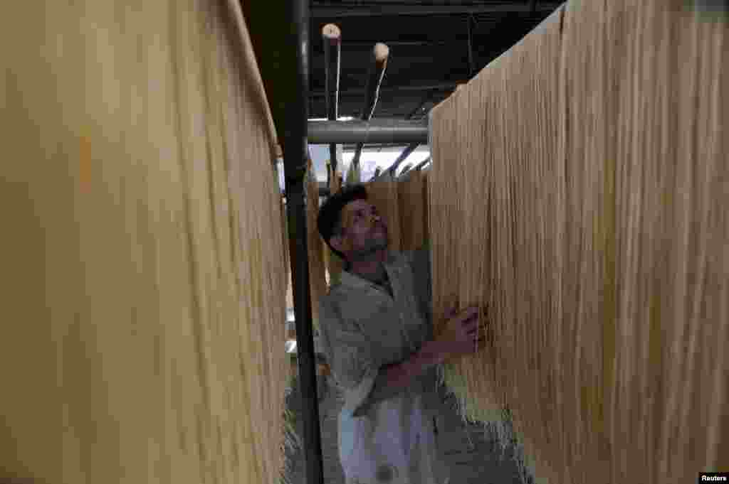 បុរស​ម្នាក់កំពុង​ហាល​សរសៃមី​ ដើម្បី​ត្រៀម​សម្រាប់​ពិធី​បុណ្យ Eid al-Fitr ដើម្បី​អបអរ​ថ្ងៃ​ចុង​ក្រោយ​នៃ​ខែតមអាហារ Ramadan នៃ​សាសនា​ឥស្លាម​ ក្នុង​ទីក្រុង​ Rawalpindi ប្រទេស​ប៉ាគីស្ថាន។