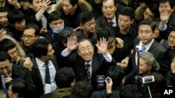 L'ex-secrétaire général de l'ONU, Ban Ki-moon, accueilli par une foule à son arrivée à la gare de Séoul, en Corée du Sud, le 12 janvier 2017