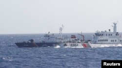 지난 14일 중국과 베트남의 영유권 분쟁 해역에서 중국 해안감시선(오른쪽)이 베트남 해양경비정과 대치하고 있다. (자료사진)