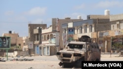 Un véhicule détruit par le feu, après une bataille dans une banlieue de Tripoli autrefois surpeuplée, en Libye, le 28 avril 2019.