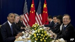 지난해 11월 캄보디아 프놈펜에서 열린 동아시아정상회담에서 원자바오 중국 총리와 회담 중인 바락 오바마 미국 대통령.