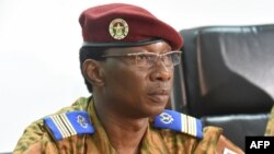 Le colonel Denise Auguste Barry lors d'une conférence de presse à Ouagadougou le 6 novembre 2014