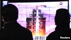 지난 12일 한국 서울에서 북한의 장거리 로켓 발사 보도를 지켜보는 시민들.