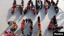 Siswa-siswi SMP di wilayah Ma'anshan, provinsi Anhui, China membentuk formasi barisan bertuliskan "Happy 2014" untuk menyambut datangnya tahun baru (30/12).