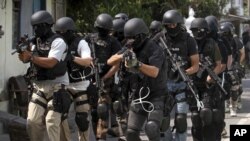 Anggota pasukan anti-teror Detasemen Khusus (Densus) 88 dalam sebuah penggerebekan di Solo, September 2012. (Foto: Dok)