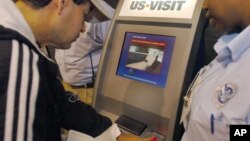 Un passager scanne son empreinte digitale sur une machine à l'aéroport international Hartsfield-Jackson d'Atlanta le 31 mars 2015.(AP Photo/Gregory Smith) 