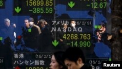 10일 일본 도쿄의 증권거래소 전광판에 증권 현황이 나타나있다.