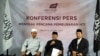 Juru bicara Hizbut Tahrir Indonesia (HTI) Muhammad Ismail Yusanto memberikan keterangan pers seputar rencana Pemerintah membubarkan HTI di kantor DPP HTI Jakarta, Selasa (9/5). (Foto: VOA/Andylala)